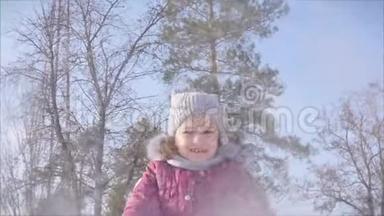快乐，有趣的童年在阳光明媚的冬日户外。 女儿和父亲玩<strong>雪球</strong>，扔<strong>雪球</strong>